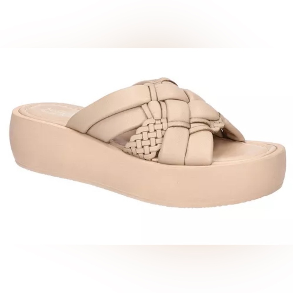 New in Box Bella Vita nude Italian leather chunky slides:. Size:9